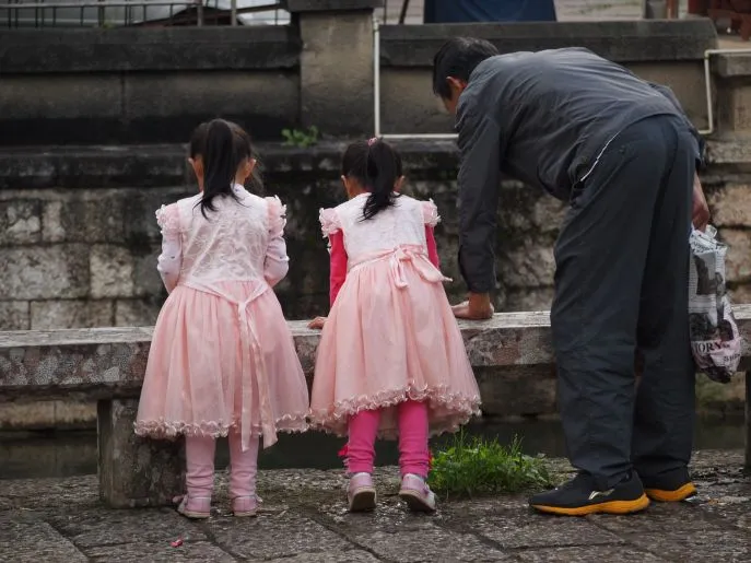 Meisjes bij vijver in Lijiang centrum